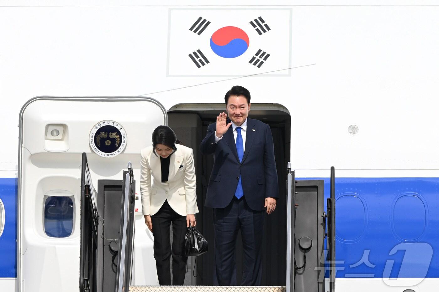 본문 이미지 - 북대서양조약기구(NATO·나토) 정상회의 참석 일정을 마친 윤석열 대통령과 김건희 여사가 11일(현지시간) 미국 워싱턴DC 인근 덜레스 국제공항에서 귀국을 위해 전용기인 공군 1호기에 올라 인사하고 있다. (대통령실 제공) 2024.7.13/뉴스1 ⓒ News1 송원영 기자