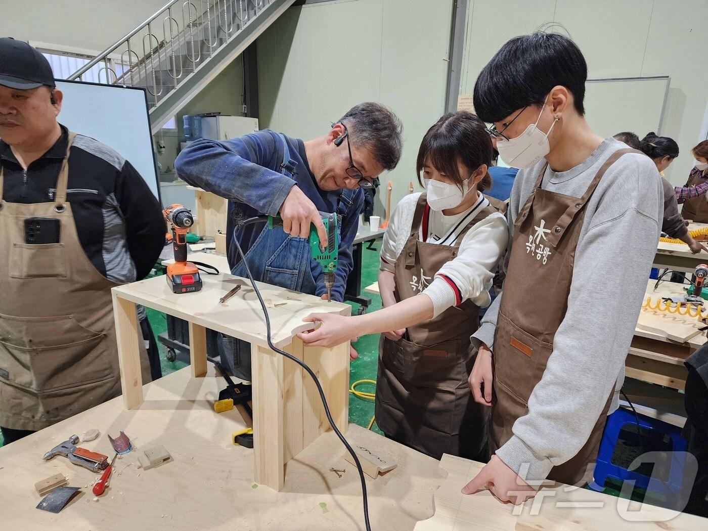 본문 이미지 - 목공지도사  과정 운영 모습 (옥천군 제공) /뉴스1