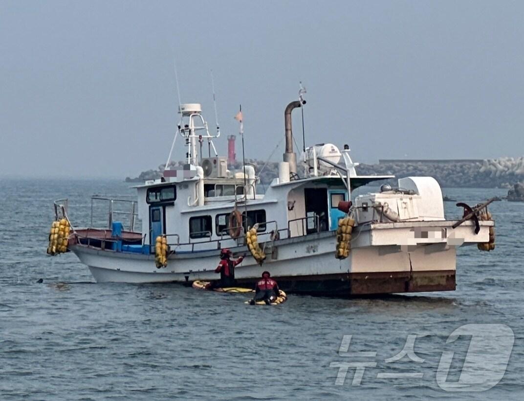 본문 이미지 - 경북 영덕의 한 해안가에 해양조사선이 좌초돼 해경에 구조됐다. (울진해경 제공)/뉴스1