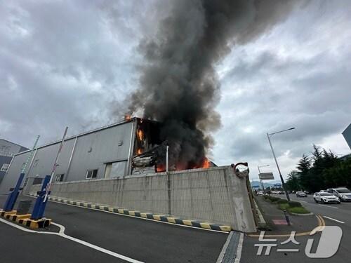 본문 이미지 - 불이 난 공장.(창원소방본부 제공)
