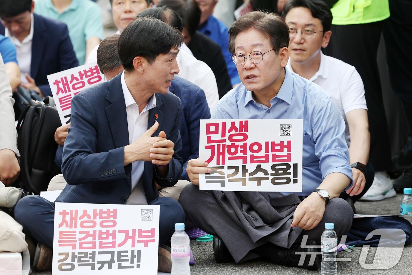 이재명 더불어민주당 전 대표(오른쪽)와 한창민 사회민주당 대표가 13일 오후 서울 종로구 새문안로 일대에서 열린 '거부권거부 범국민대회'에 참석해 대화를 나누고 있다. 2024.7.13/뉴스1 ⓒ News1 민경석 기자