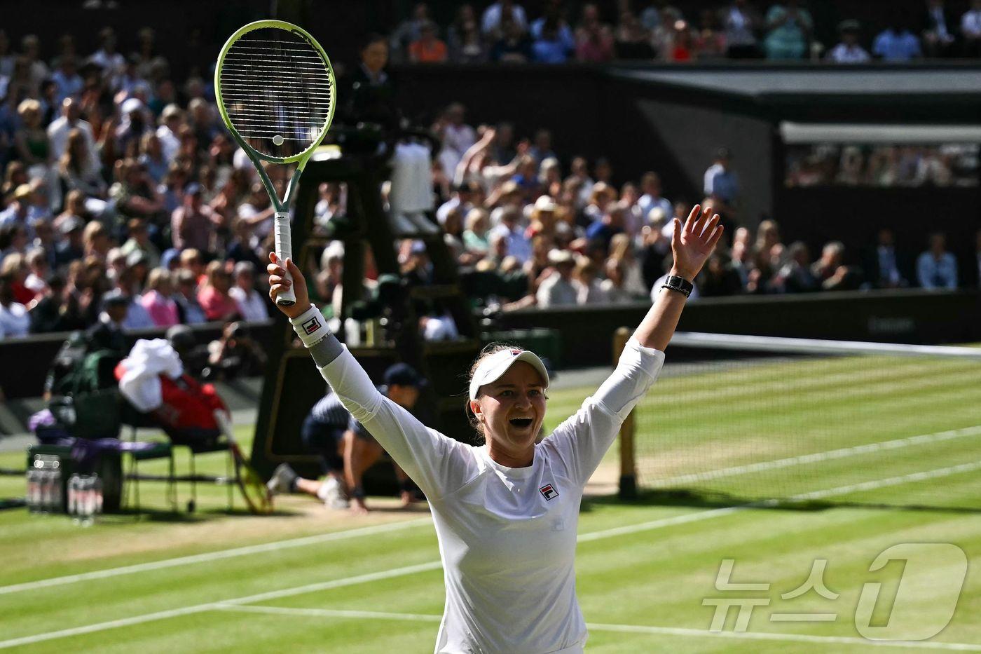 체코의 바르보라 크레이치코바가 13일 (현지시간) 런던의 올잉글랜드 클럽에서 열린 윔블던 테니스 대회 여자 단식서 이탈리아의 자스민 파올리니를 꺾으며 생애 첫 우승을 한 뒤 기뻐하고 있다. 2024..07.14 ⓒ AFP=뉴스1 ⓒ News1 우동명 기자