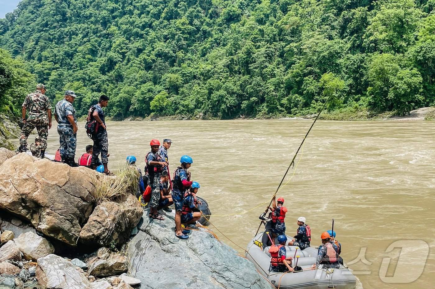 13일 (현지시간) 폭우 쏟아져 산사태 발생으로 버스 두 대가 추락해 최소 63명이 실종된 네팔 시말타르에 있는 트리슐리 강에서 경찰이 생존자를 수색하고 있다. 2024..07.14 ⓒ AFP=뉴스1 ⓒ News1 우동명 기자