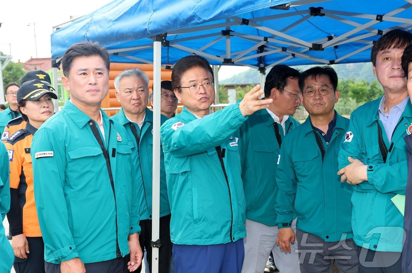 본문 이미지 - 이철우 경북도지사는 13일 안동시 길안면 묵계리를 방문해 인명피해 우려 지역의 안전관리 상황과 주민 사전대피 태세를 점검하고 있다. ⓒ News1 김대벽기자
