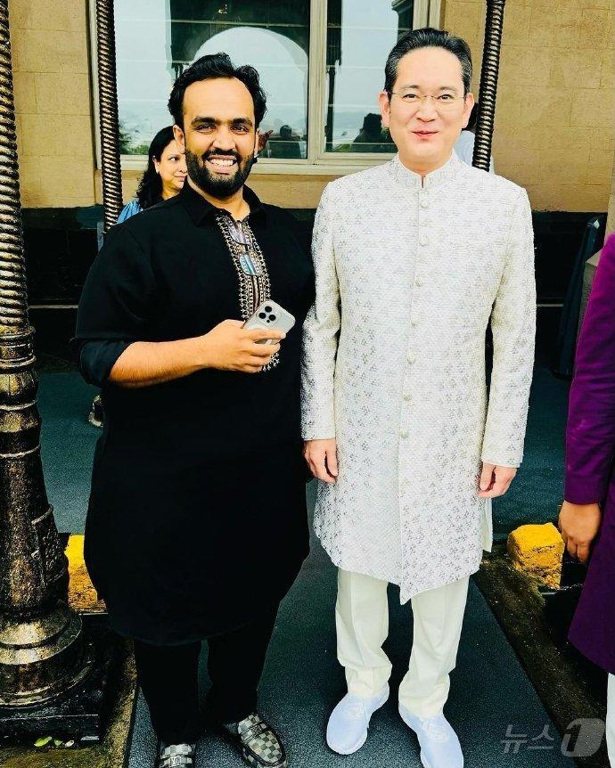 본문 이미지 - 이재용 삼성전자 회장이 아시아 최고 부호로 꼽히는 무케시 암바니 인도 릴라이언스 그룹 회장의 막내아들 결혼식에 참석해 한 하객과 기념 촬영을 하고 있다.(웨이보 갈무리) ⓒ News1 최동현 기자