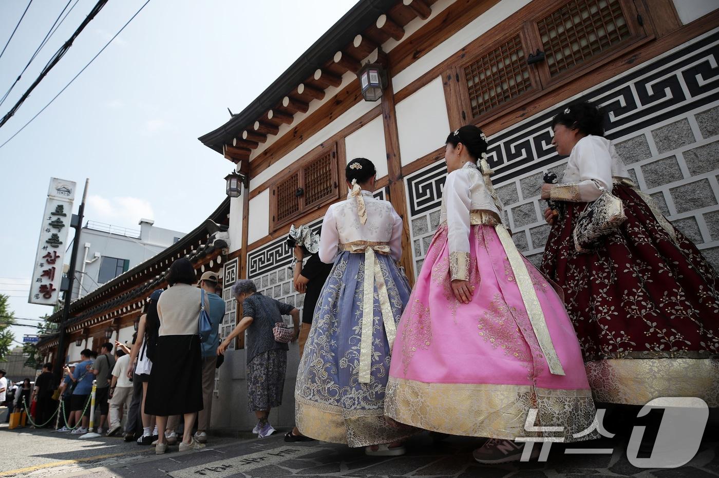 서울 종로구의 한 삼계탕 전문점을 찾은 시민과 외국인 관광객들이 길게 줄을 지어 입장 순서를 기다리고 있다. ⓒ News1 오대일 기자