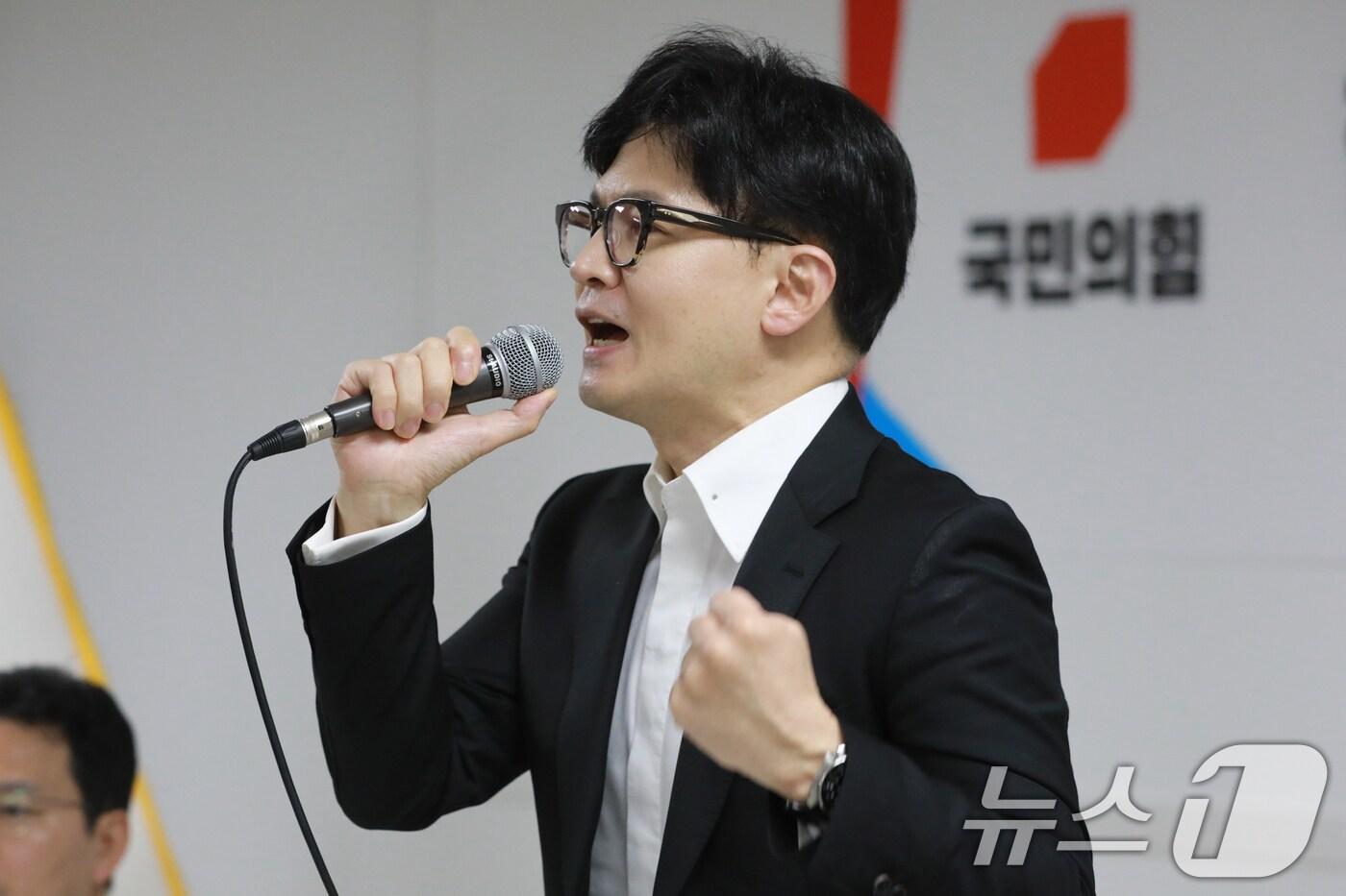 본문 이미지 - 한동훈 국민의힘 당대표 후보가 14일 국민의힘 충북도당에서 열린 청주지역 당원간담회에서 인사말을 하고 있다. 2024.7.14/뉴스1 ⓒ News1 김용빈 기자
