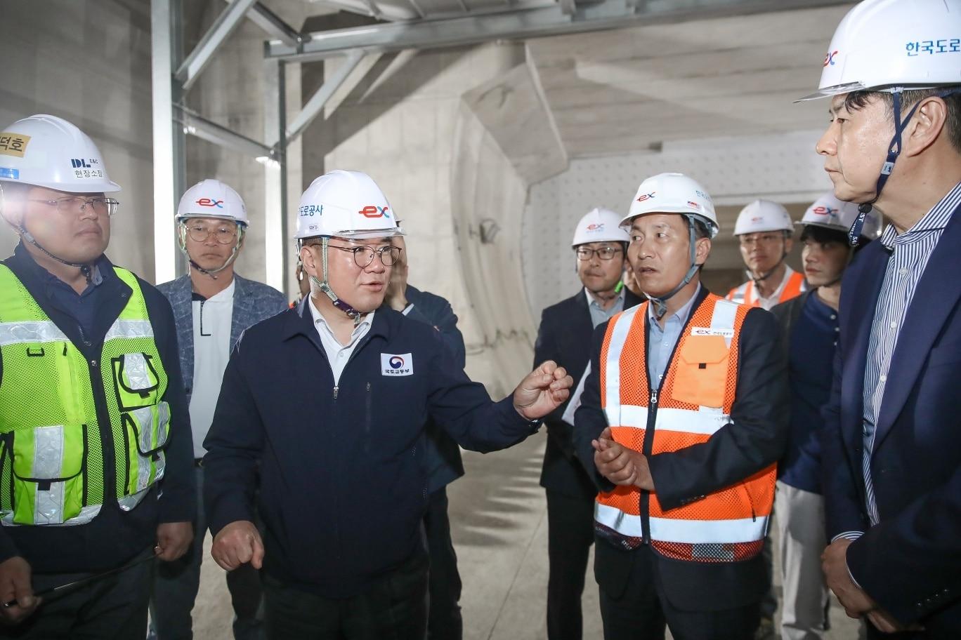 본문 이미지 - 백원국 국토교통부 제2차관(왼쪽에서 3번째)이 도로 건설 현장을 점검하고 있다.(국토교통부 제공)