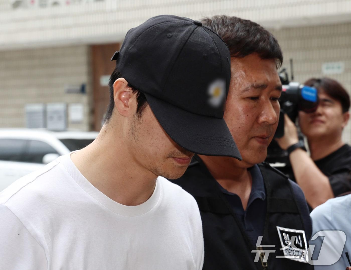 본문 이미지 - 자신이 운영하는 태권도장에서 5살 남자아이를 심정지 상태로 빠뜨린 관장이 지난달 14일 오후 경기 의정부지방법원에서 열리는 구속 전 피의자 심문(영장실질심사)을 받기 위해 출석하고 있다.. 2024.7.14/뉴스1 ⓒ News1 구윤성 기자