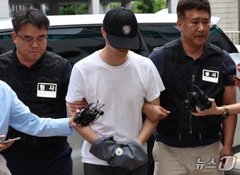 본문 이미지 - 자신이 운영하는 태권도장에서 만 4세 남자아이를 학대해 의식불명 상태에 빠뜨린 관장이 14일 오후 경기 의정부지방법원에서 열리는 구속 전 피의자 심문(영장실질심사)을 받기 위해 출석하고 있다. 2024.7.14/뉴스1 ⓒ News1 