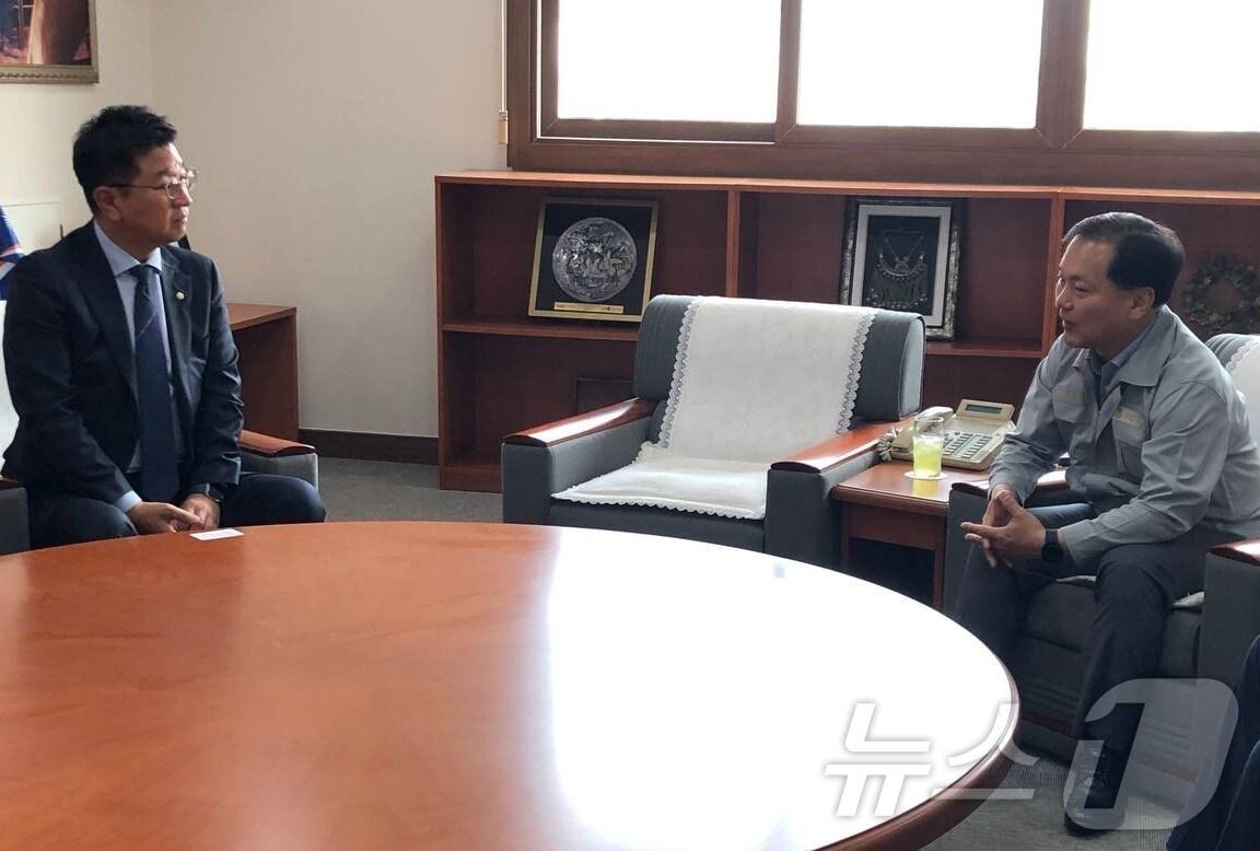 본문 이미지 - 더불어민주당 김태선 국회의원(울산 동구)이 14일 김형관 HD현대미포 대표 이사를 만나 내국인 정규직 채용 확대 등에 대해 논의했다.(김태선 국회의원 측 제공)
