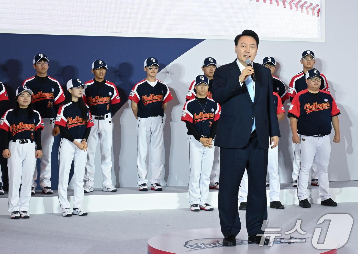 본문 이미지 - 윤석열 대통령이 14일 청와대 영빈관에서 열린 탈북민 청소년 야구단 '챌린저스'의 미국 방문 출정식에서 격려사를 하고 있다. (대통령실 제공) 2024.7.14/뉴스1 ⓒ News1 송원영 기자