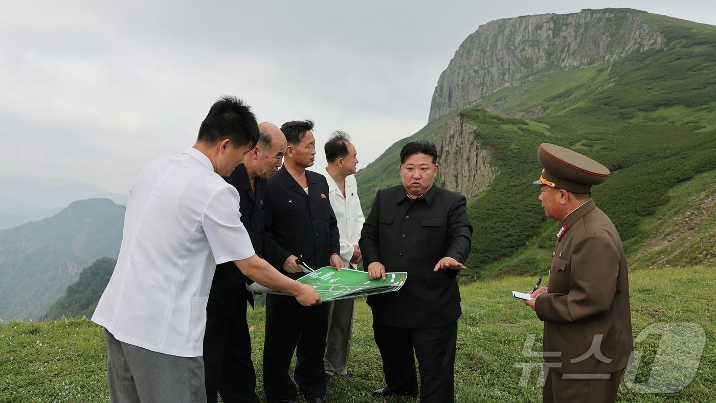 (평양 노동신문=뉴스1) =김정은 당 총비서가 지난 7월 삼지연시를 현지지도 하는 모습. [국내에서만 사용가능. 재배포 금지. DB 금지. For Use Only in the Republic of Korea. Redistribution Prohibited] rodongphoto@news1.kr