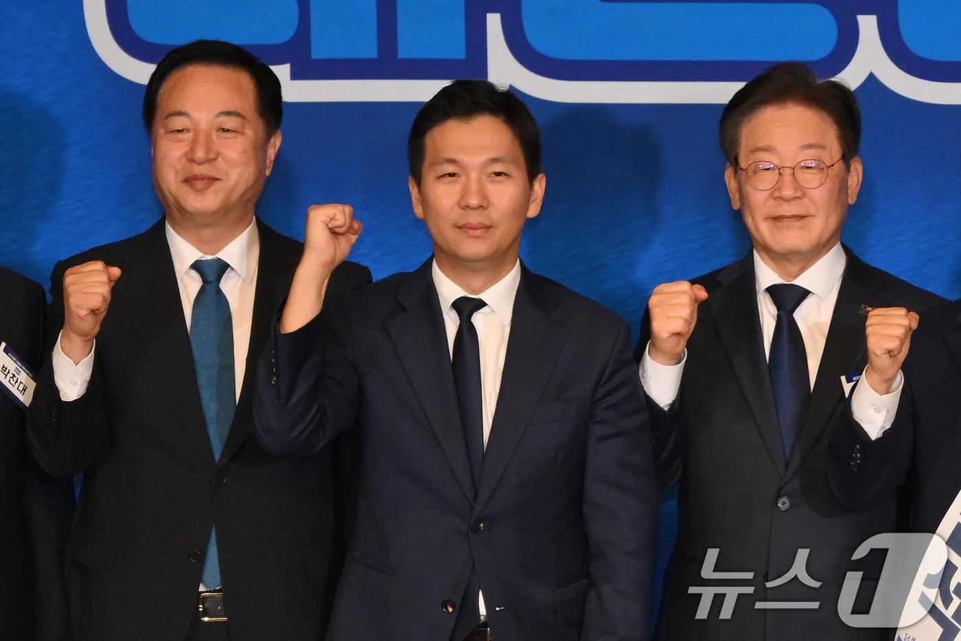 김두관, 김지수, 이재명 더불어민주당 당대표가 14일 서울 여의도 국회도서관 대강당에서 열린 제1차 전국당원대회 최고위원 예비경선에서 기념촬영을 하고 있다. (공동취재) 2024.7.14/뉴스1 ⓒ News1 김민지 기자