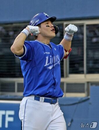 본문 이미지 - 14일 오후 서울 송파구 잠실야구장에서 열린 프로야구 ' 2024 신한은행 SOL뱅크 KBO리그' 삼성 라이온즈와 두산 베어스의 경기, 7회초 삼성 공격 2사 1,2루 상황에서 강민호가 역전 3점 홈런을 친 뒤 세리머니 하며 더그아웃으로 들어가고 있다. 2024.7.14/뉴스1 ⓒ News1 장수영 기자