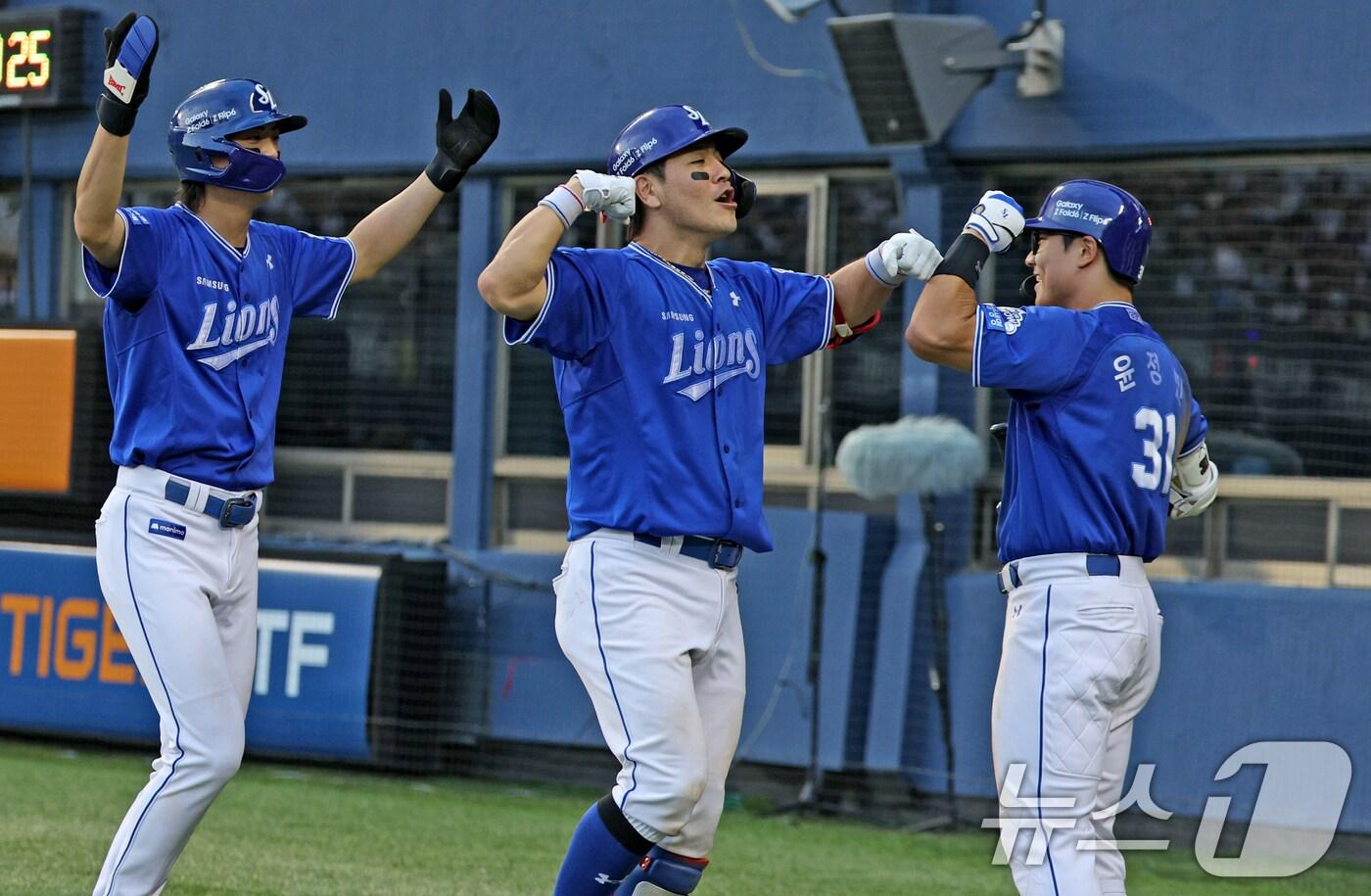 14일 오후 서울 송파구 잠실야구장에서 열린 프로야구 ' 2024 신한은행 SOL뱅크 KBO리그' 삼성 라이온즈와 두산 베어스의 경기, 7회초 삼성 공격 2사 1,2루 상황에서 강민호가 역전 3점 홈런을 친 뒤 세리머니 하며 더그아웃으로 들어가고 있다. 2024.7.14/뉴스1 ⓒ News1 장수영 기자