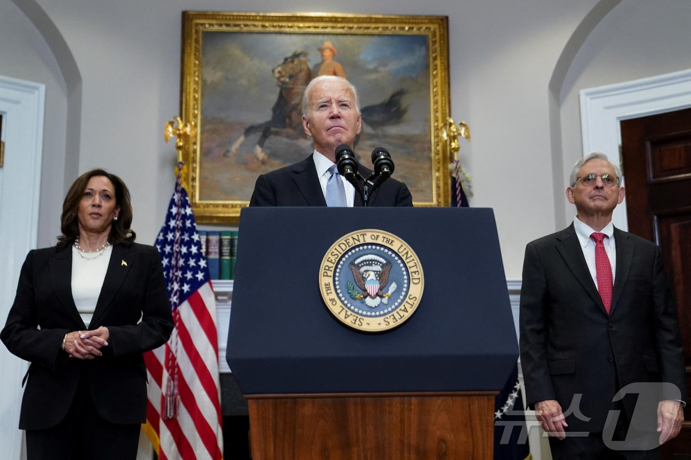 본문 이미지 - 조 바이든 미국 대통령이 14일(현지시간) 도널드 트럼프 전 미국 대통령에 대한 총격 사건과 관련해 백악관에서 성명을 발표했다. 바이든 대통령은 이 자리에서 공화당 전당대회의 보안 조치에 대해서도 검토를 지시했다. 2024.7.14. ⓒ 로이터=뉴스1 ⓒ News1 이창규 기자