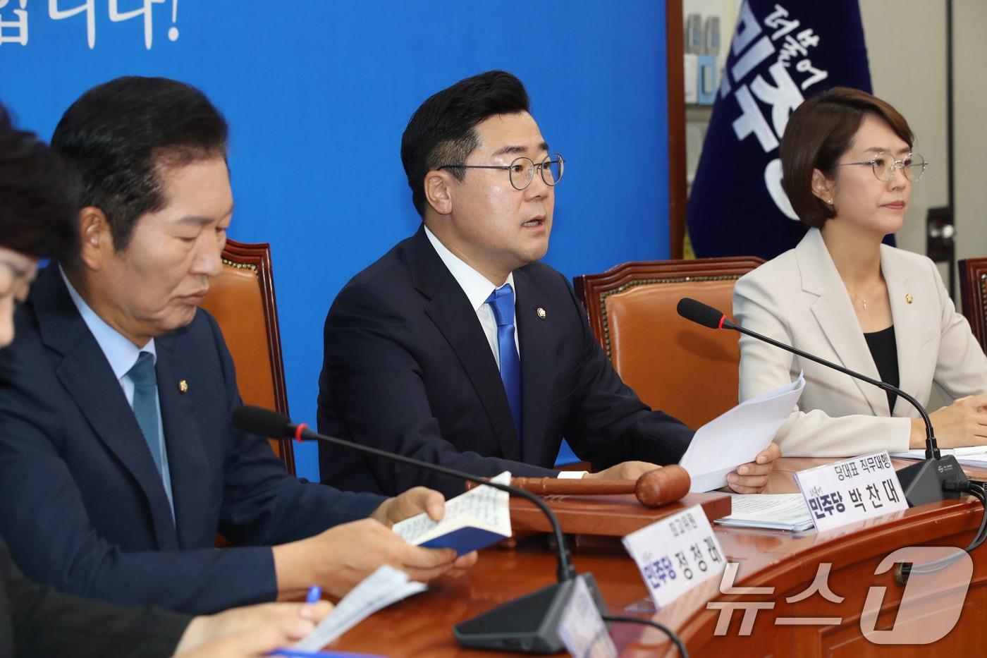 본문 이미지 - 박찬대 더불어민주당 대표 직무대행 겸 원내대표가 15일 오전 서울 여의도 국회에서 열린 최고위원회의에서 모두발언을 하고 있다. 2024.7.15/뉴스1 ⓒ News1 이광호 기자