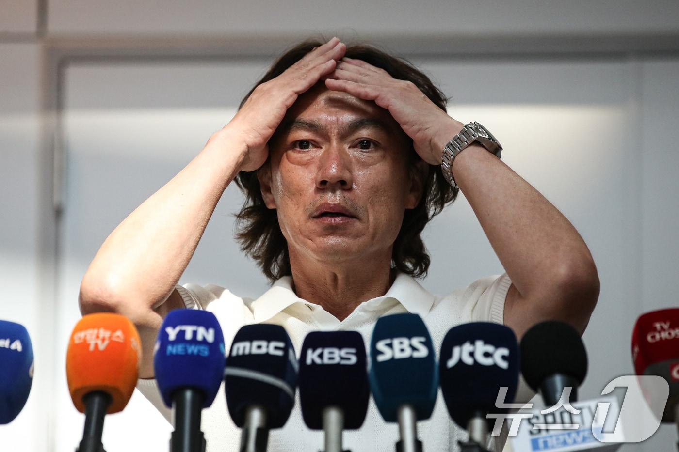 본문 이미지 - 홍명보 신임 축구대표팀 감독이 15일 오전 외국인 코칭스태프 선임 관련 업무를 위해 인천국제공항을 통해 출국하기 전 취재진과 인터뷰하고 있다. 2024.7.15/뉴스1 ⓒ News1 이승배 기자