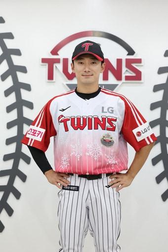 본문 이미지 - LG 트윈스 선수단이 크리스마스 이벤트를 맞아 특별한 유니폼을 입고 경기에 나선다 (LG 트윈스 제공)