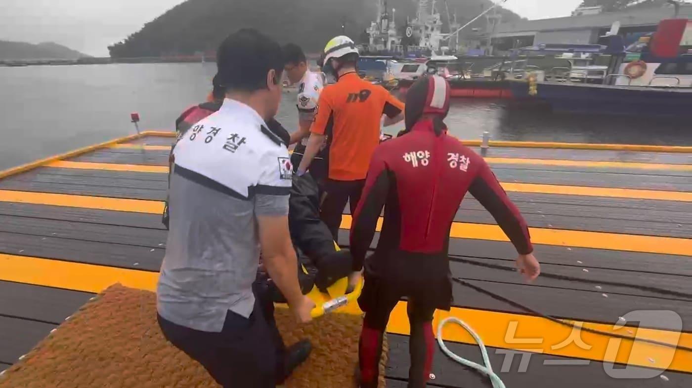 구조된 A 씨가 병원으로 이송되고 있다.(사천해경 제공)