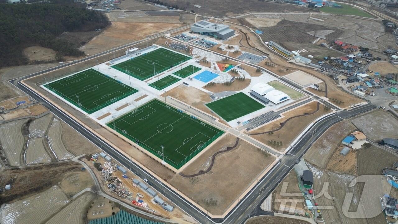 본문 이미지 -  15일 조병옥 충북 음성군수가 100대 공약을 차질 없이 마무리해 2030 음성시 건설의 기틀을 다지겠다고 밝혔다. 사진은 음성생활체육공원.(음성군 제공)2024.7.15/뉴스1