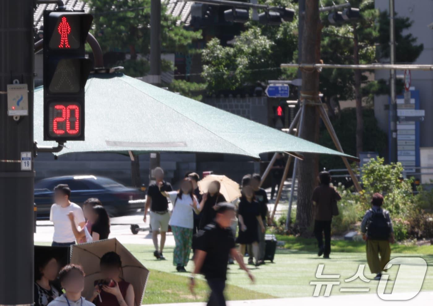 본문 이미지 -  서울의 한 교차로에 적색 잔여시간 표시 신호등이 설치돼 있다. 적색 잔여시간 표시 신호등은 기존 녹색신호뿐만 아니라 빨간불 대기시간까지도 알려줘 보행자의 답답함을 덜어주고 효율적인 이동을 돕는 한편 무단횡단을 예방하는 효과가 있다.  ⓒ 뉴스1 이동해 기자