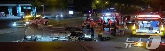 본문 이미지 - 제한속도 50㎞ 도로를 시속 160㎞ 이상으로 질주해 10대 운전자를 숨지게 한 음주운전 충돌사고 현장.(전북자치도소방본부 제공)