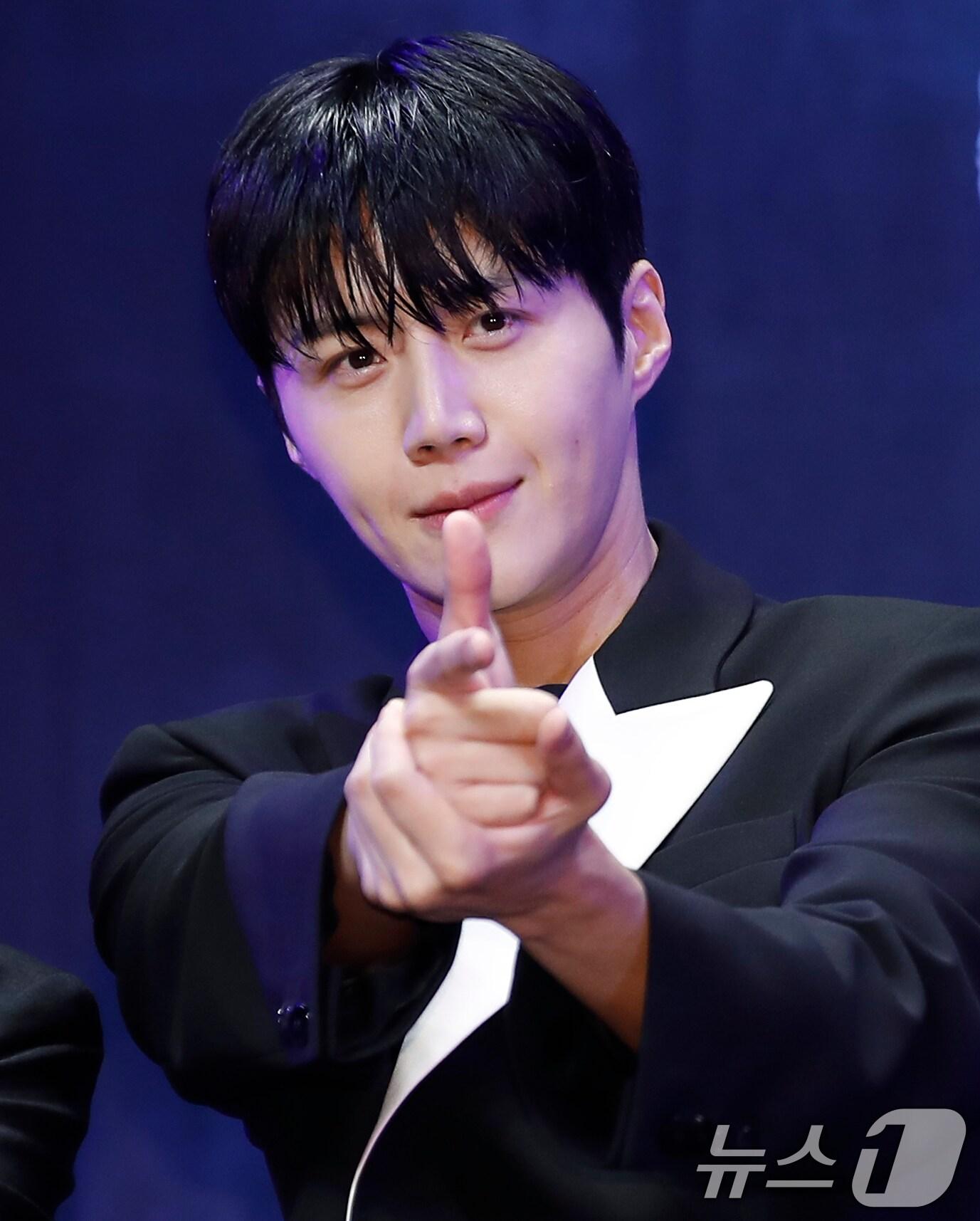 본문 이미지 - 배우 김선호가 15일 서울 강남구 그랜드 인터컨티넨탈 서울 파르나스에서 열린 디즈니+ 오리지널 시리즈 '폭군' 제작보고회에서 포즈를 취하고 있다. '폭군'은 '폭군 프로그램'의 마지막 샘플이 배달사고로 사라진 후 각기 다른 목적으로 그것을 차지하기 위해 모여든 사람들이 서로 쫓고 쫓기게 되는 이야기를 그린 추격 액션 스릴러물이다. 2024.7.15./뉴스1 ⓒ News1 권현진 기자