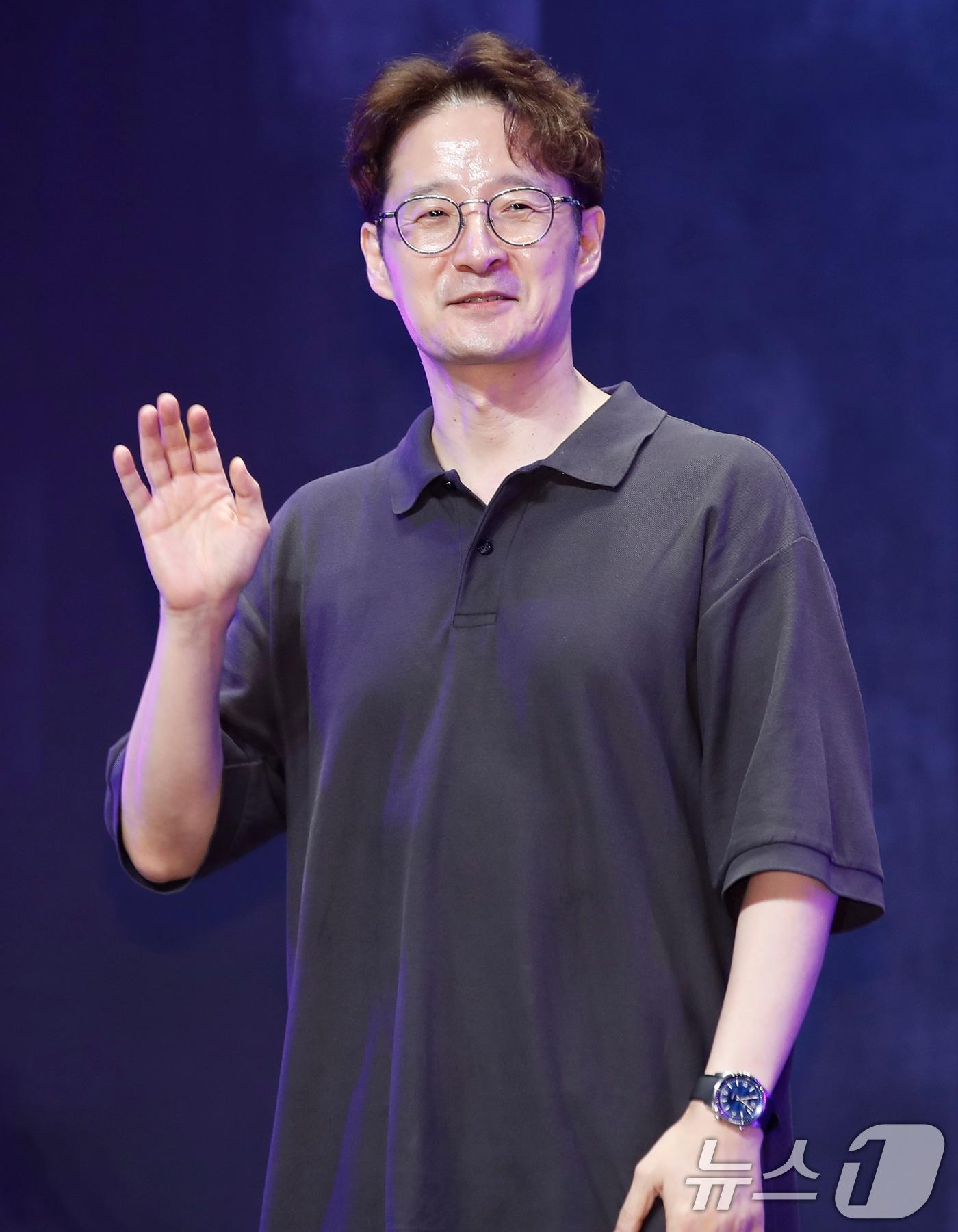 본문 이미지 - 박훈정 감독이 15일 서울 강남구 그랜드 인터컨티넨탈 서울 파르나스에서 열린 디즈니+ 오리지널 시리즈 '폭군' 제작보고회에서 포즈를 취하고 있다. '폭군'은 '폭군 프로그램'의 마지막 샘플이 배달사고로 사라진 후 각기 다른 목적으로 그것을 차지하기 위해 모여든 사람들이 서로 쫓고 쫓기게 되는 이야기를 그린 추격 액션 스릴러물이다. 2024.7.15./뉴스1 ⓒ News1 권현진 기자