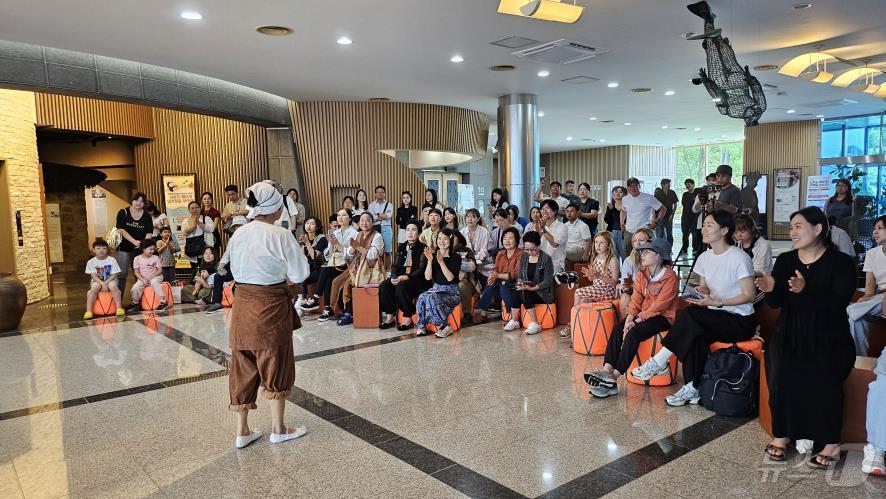 본문 이미지 - 제주해녀박물관 공연 모습(제주도 제공)/뉴스1 