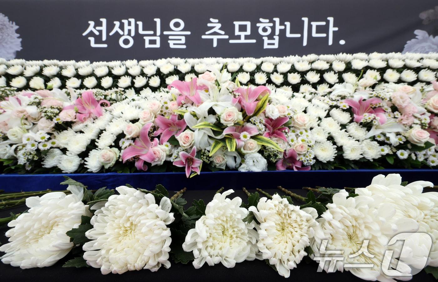 서이초 교사 순직 1주기(18일)를 앞둔 15일 서울 종로구 서울시교육청에 서이초 교사 1주기 추모 공간이 마련되어있다. 2024.7.15/뉴스1 ⓒ News1 박정호 기자