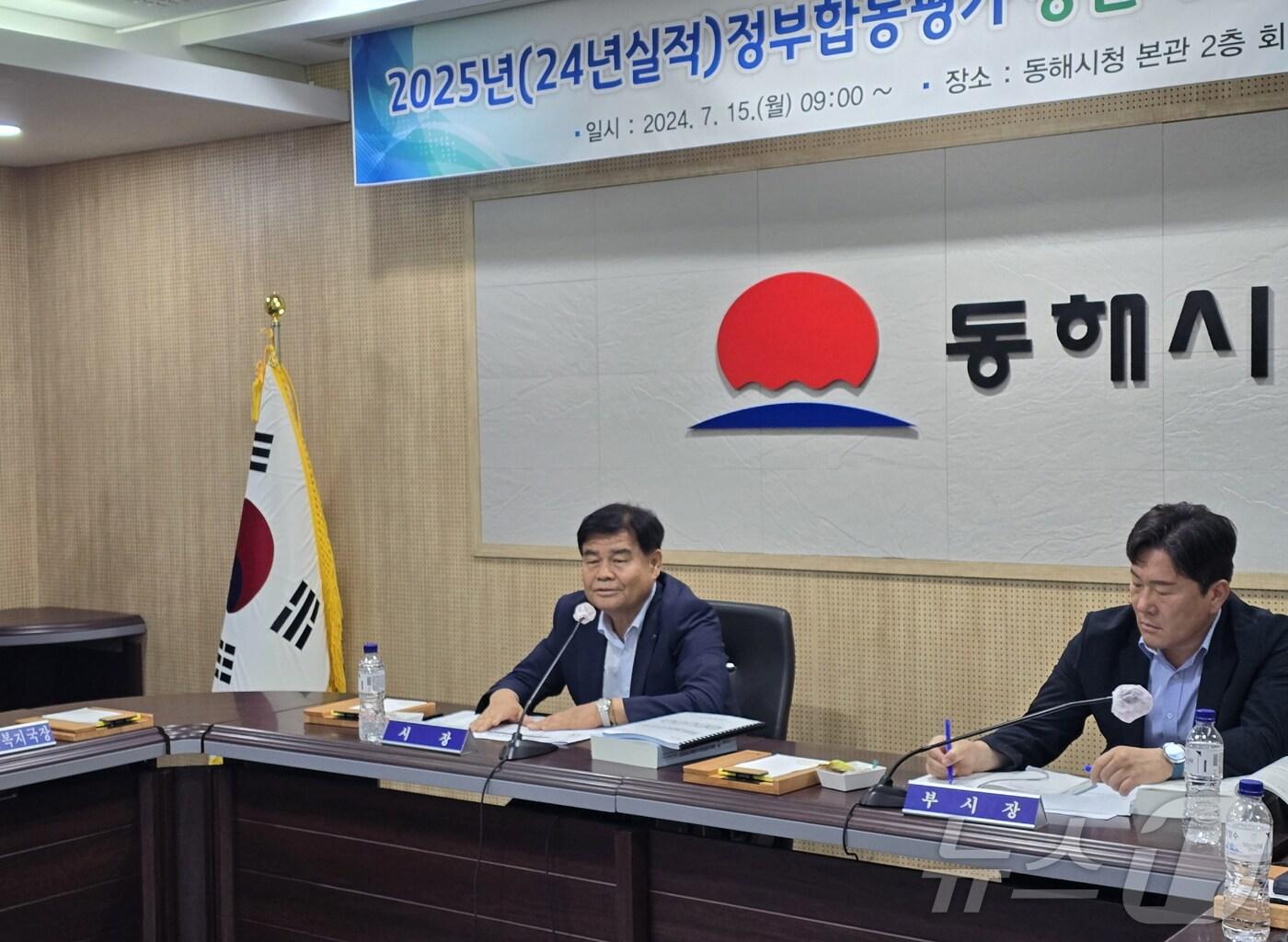 본문 이미지 - 심규언 강원 동해시장이 15일 열린 민선 8기 2년 결산 및 하반기 주요업무계획 보고에서 발언하고 있더.(동해시 제공) 2024.7.15/뉴스1