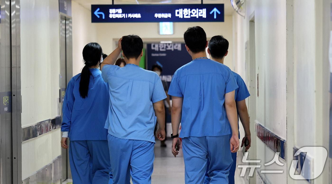 정부가 정한 전공의 복귀 시한일인 15일 서울의 한 대학병원에서 의료진이 이동하고 있다. 정부가 ‘데드라인’으로 제시한 사직 처리 시한이 임박했지만 수련병원으로 복귀하는 전공의(인턴, 레지던트)는 거의 없는 상황이다. 이에 따라 전공의 1만 명 이상이 사직 처리되면서 대형병원 의료공백이 계속될 전망이다. 2024.7.15/뉴스1 ⓒ News1 박지혜 기자