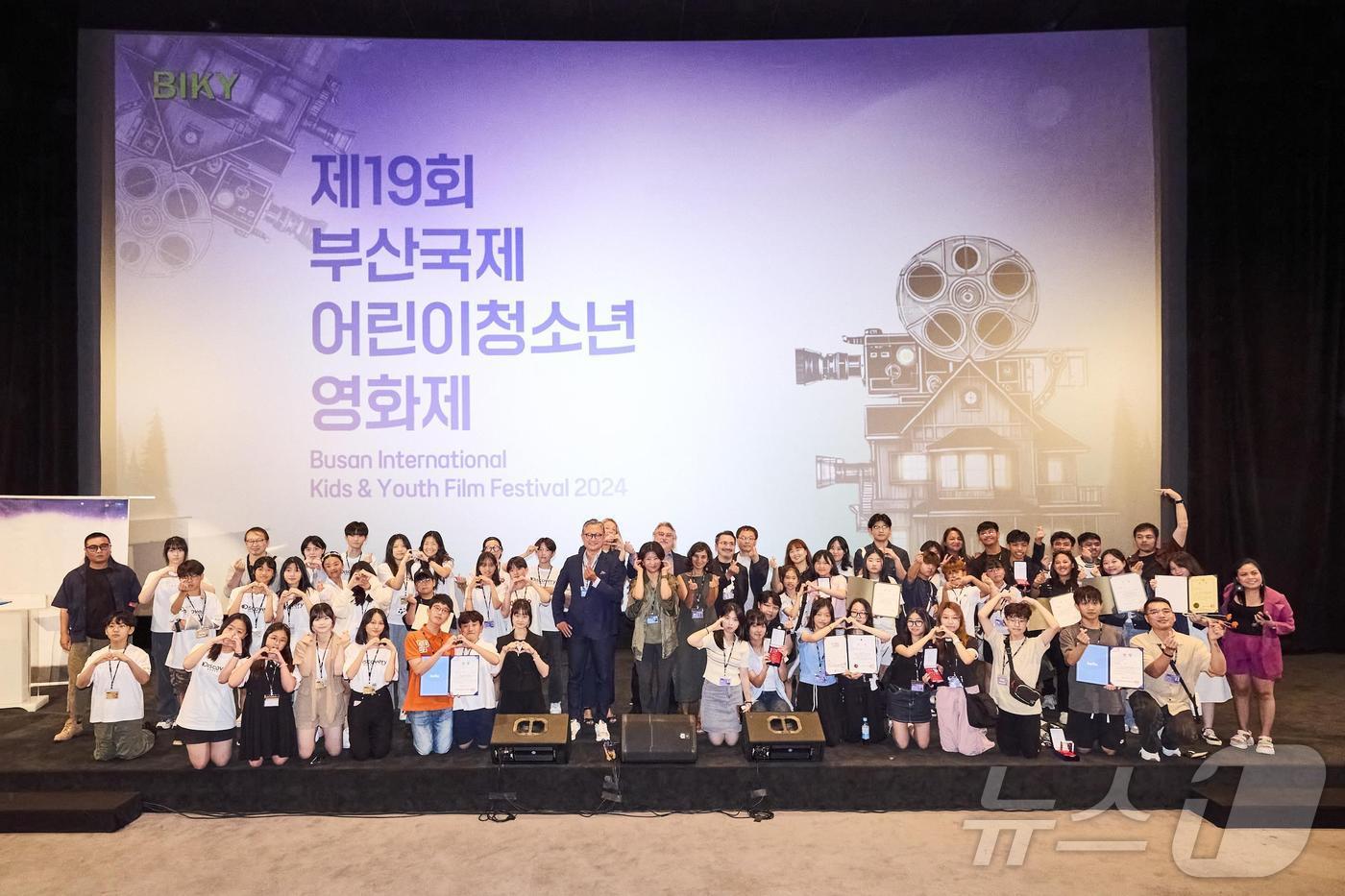 본문 이미지 - 14일 영화의전당 중극장에서 진행된 시상식에서 참석자들이 기념사진을 찍고 있다.(부산시청 제공)