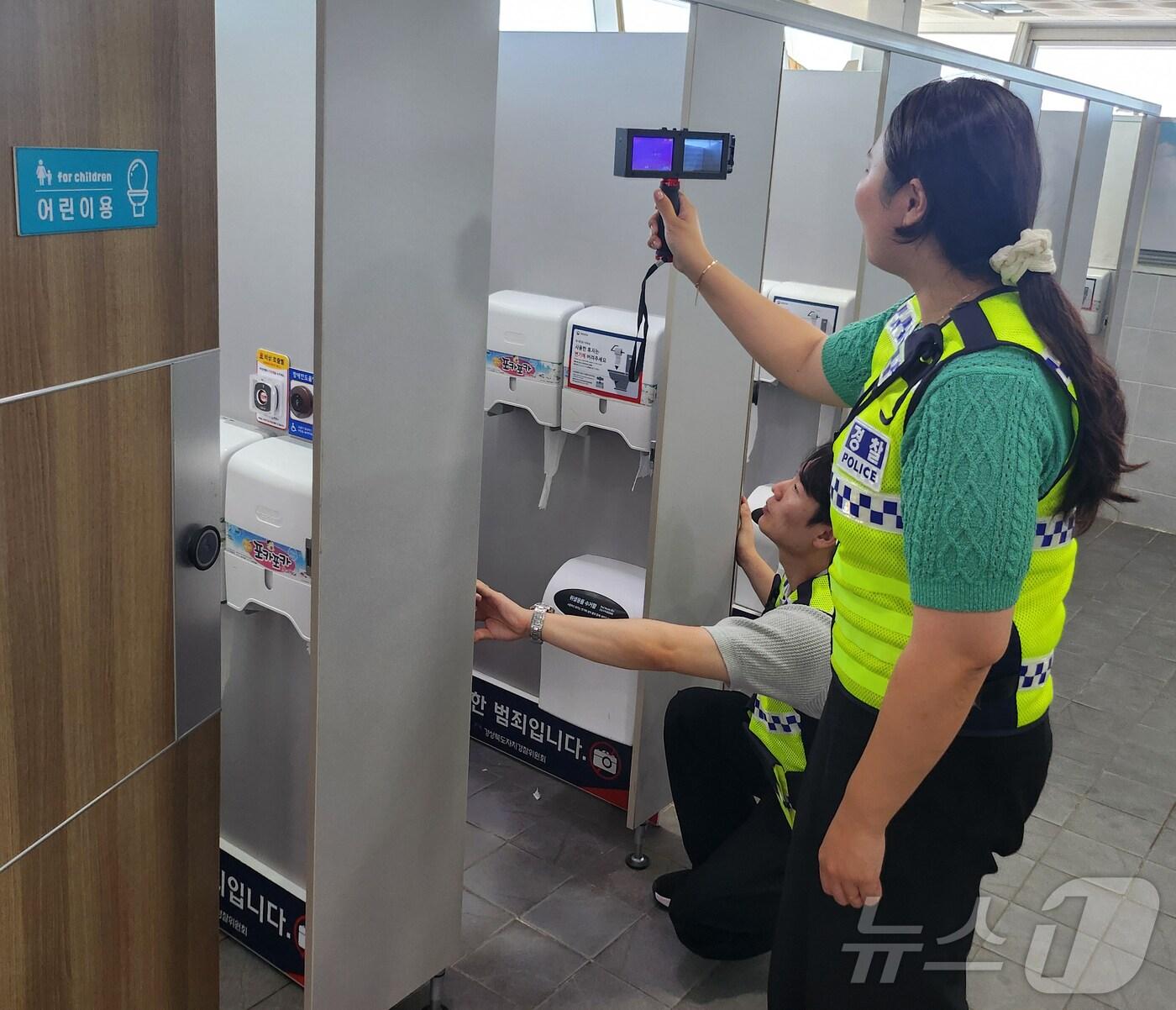 본문 이미지 - 경북 포항북부경찰서는 본격적인 피서철을 맞아 영일대해수욕장 등 관내 주요 해수욕장 4곳에서 몰카(불법 촬영 카메라) 단속을 강화하고 있다고 15일 밝혔다. (포항북부경찰서제공) 2024.7.15/뉴스1 