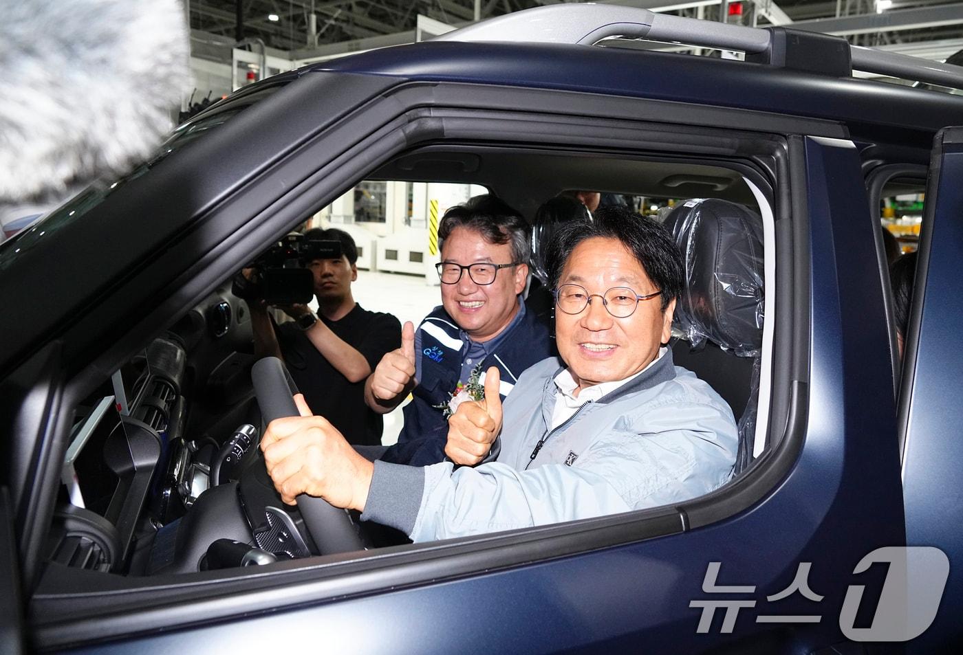 본문 이미지 - 강기정 광주광역시장이 15일 오전 광산구 빛그린산단 광주글로벌모터스(GGM)에서 열린 '캐스퍼 EV 양산' 기념행사에 참석해 윤몽현 GGM 대표이사와 전기차를 탑승해 포즈를 취하고 있다.(광주광역시 제공)2024.7.15/뉴스1 