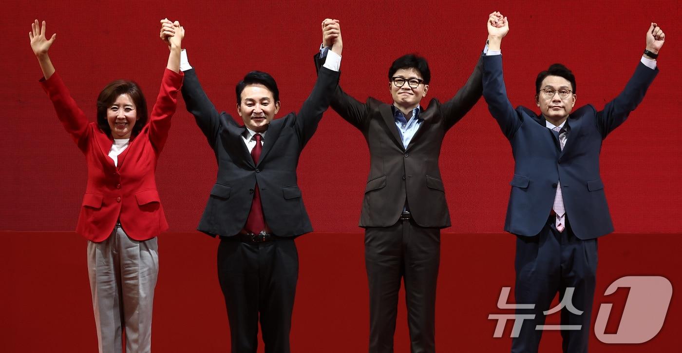 나경원(왼쪽부터)·원희룡·한동훈·윤상현 국민의힘 당대표 후보들이 15일 천안 서북구 유관순체육관에서 열린 대전·세종·충북·충남 합동연설회에서 기념촬영을 하고 있다. 2024.7.15/뉴스1 ⓒ News1 김민지 기자