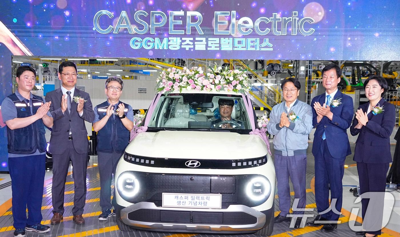 강기정 광주광역시장이 15일 오전 광산구 빛그린산단 광주글로벌모터스(GGM)에서 열린 '캐스퍼 EV 양산' 기념행사에 참석해 윤몽현 GGM 대표이사, 신수정 시의회의장 등 내빈들과 전기차 1호 차량 생산출고 기념촬영을 하고 있다.(광주광역시 제공)2024.7.15/뉴스1 ⓒ News1 이수민 기자