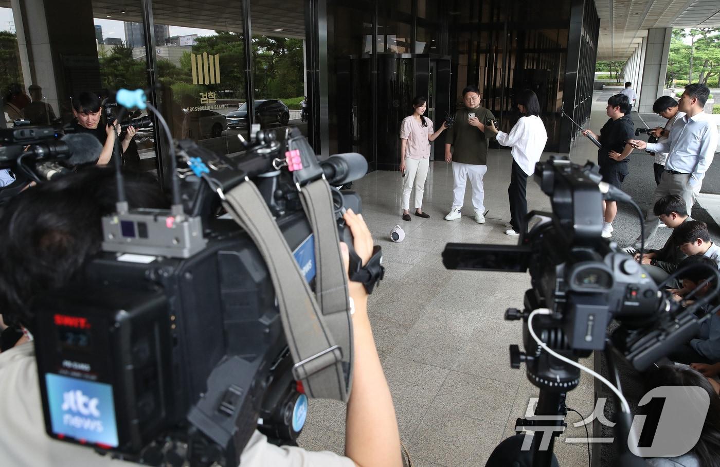 구독자 1000만여 명을 보유한 유튜버 쯔양(본명 박정원)의 과거를 폭로하겠다고 협박한 혐의로 고발당한 유튜버 구제역(본명 이준희)이 15일 오후 서울 서초구 서울중앙지검에 자진 출석하며 취재진의 질문에 답하고 있다. /뉴스1 ⓒ News1 임세영 기자