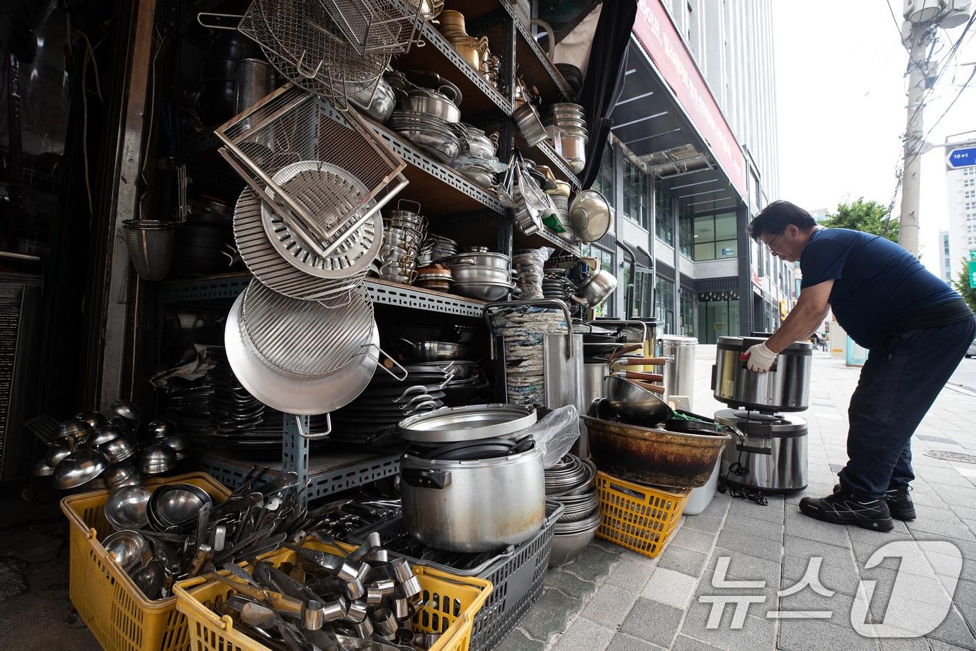 본문 이미지 - 서울 중구 황학동 주방거리에서 중고 주방용품 업자가 매입해 온 주방용품을 정리하고 있다.ⓒ News1 유승관 기자