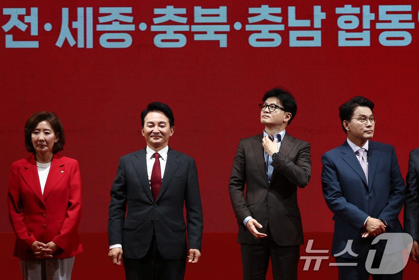본문 이미지 - 나경원(왼쪽부터)·원희룡·한동훈·윤상현 국민의힘 당대표 후보들이 15일 천안 서북구 유관순체육관에서 열린 대전·세종·충북·충남 합동연설회에서 기념촬영을 하고 있다. 2024.7.15/뉴스1 ⓒ News1 김민지 기자