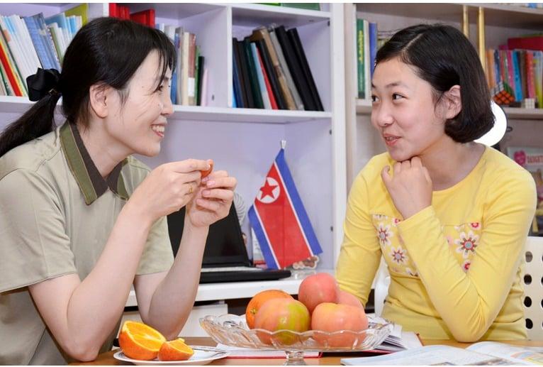 본문 이미지 -  '북한 키즈 유튜버'로 알려진 임송아와 그의 어머니 박은별. (내나라 갈무리) 