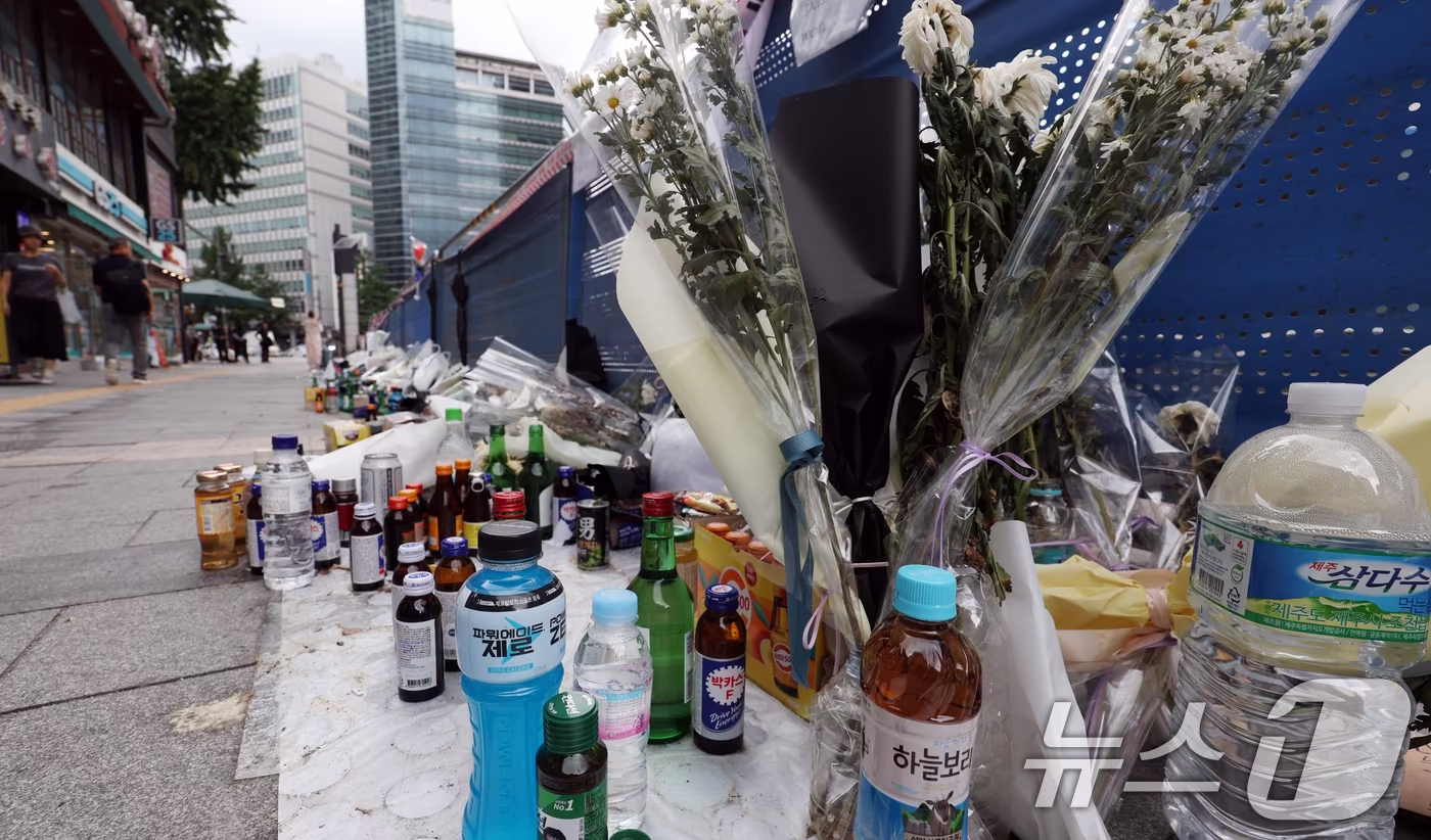 15일 서울 중구 &#39;시청역 교차로 역주행&#39; 사고현장에 국화꽃 등 추모 물품들이 놓여져 있다. 이날 조지호 서울경찰청장은 정례 기자간담회에서 &#34;시청역 사고 관련 국과수 통보를 받았다＂며 ＂전반적으로 실체적 진실에 접근해 이 내용을 토대로 사고 운전자를 조사하면 수사를 마무리할 수 있을 것 같다＂고 밝혔다. 2024.7.15/뉴스1 ⓒ News1 김명섭 기자