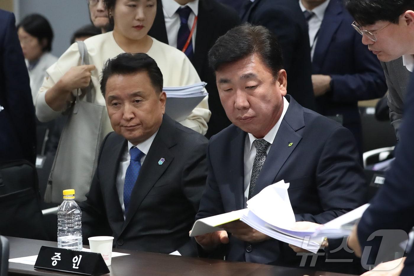 본문 이미지 - 충북 오송 지하차도 참사와 관련해 국정감사 증인으로 출석한 김영환 충북지사(왼쪽), 이범석 청주시장. / 뉴스1