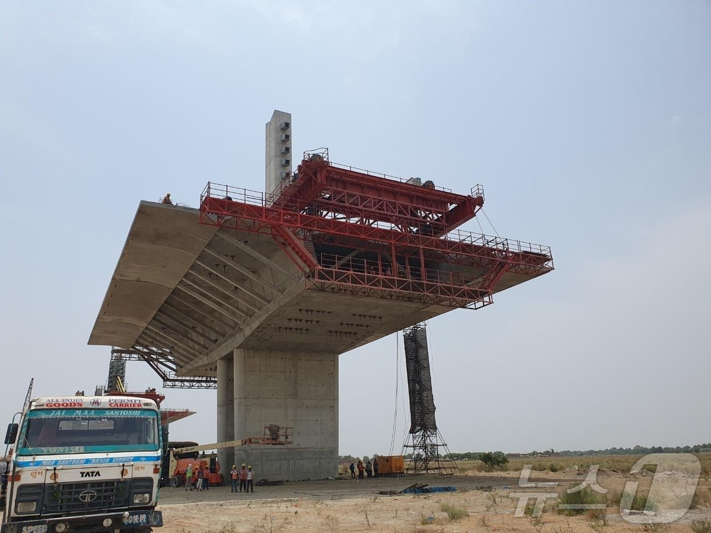 본문 이미지 - 대우건설 인도 비하르 교량 건설 현장에서 근로자들이 작업을 하고 있다. 2024.6.19/뉴스1 김동규 기자ⓒ news1