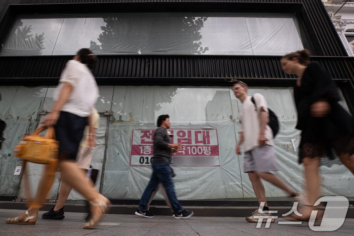 지난달 서울 시내 한 폐업 상가에 임대문의 안내문이 붙어 있다. (자료사진) /뉴스1
