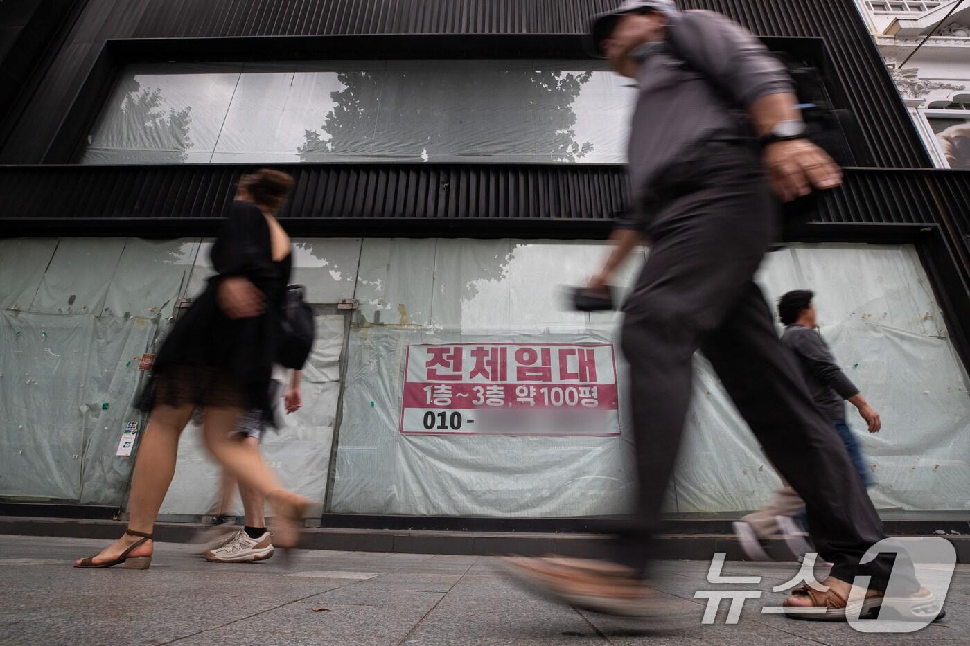 본문 이미지 - 한 상가 앞에 임대 현수막이 걸려져 있다.(뉴스1 자료) ⓒ News1 DB