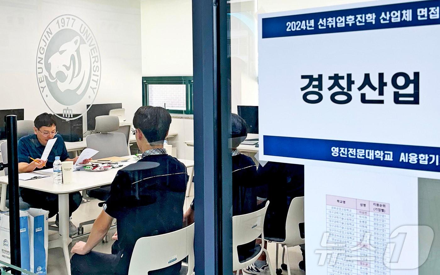 본문 이미지 - 대구 영진전문대 AI융합기계계열 마이스터관에서 기업 면접이 진행되고 있다. (영진전문대 제공)