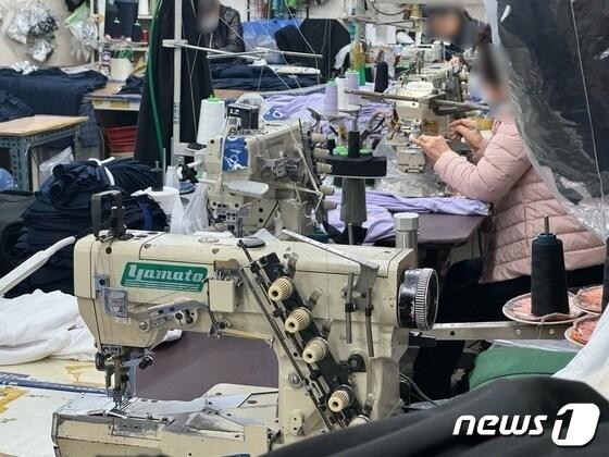 본문 이미지 - 서울 소재 한 소공인 의류 공장의 모습. 기ⓒ 뉴스1 김형준 기자